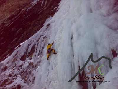 Escalando "Stalattite di cristallo III-6 50m". Valle de Cogne. Italia
Iñigo Altube en esta cascada de 6 del Val de Cogne.
Palabras clave: Luis Basarrate, Mendikus; cascada de Hielo, Guia Alta Montaña.